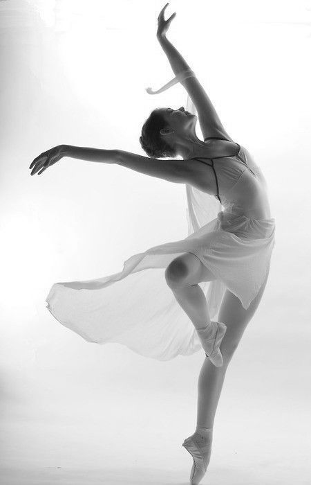 inner-smile-ballerina- Ballet Dance Photography, Dance Aesthetic, Dance Picture Poses, Dancer Photography, Ballet Beauty, Dance Photography Poses, Ballerina Art, Ballet Poses, Action Pose