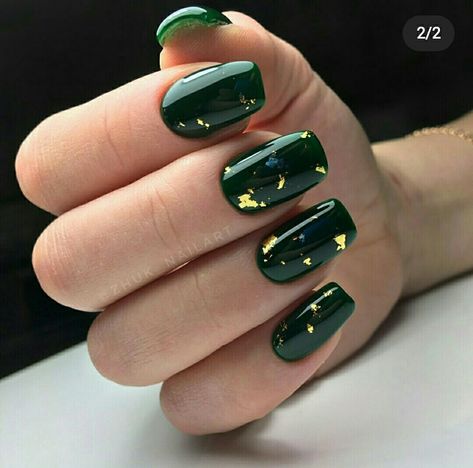 Short Acrylic Nails Green And Gold, Dark Green Nails Gold Accent, Emerald Green Manicure, Deep Green Nails With Gold, Forest Green Gold Nails, Green Gold Nail Art, Dark Green Nails With Gold Flakes, Green And Gold Nail Designs Short, Green With Gold Flakes Nails