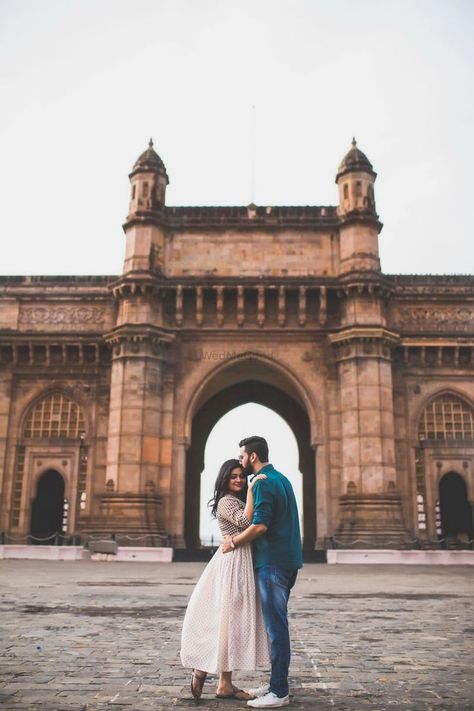 Gateway Of India Couple Poses, Fort Photography Couple Poses, Trip Poses, South Bombay, Vintage Location, Prewedding Pose, Pre Wedding Photoshoot Beach, Mumbai Street, Pre Wedding Photoshoot Props