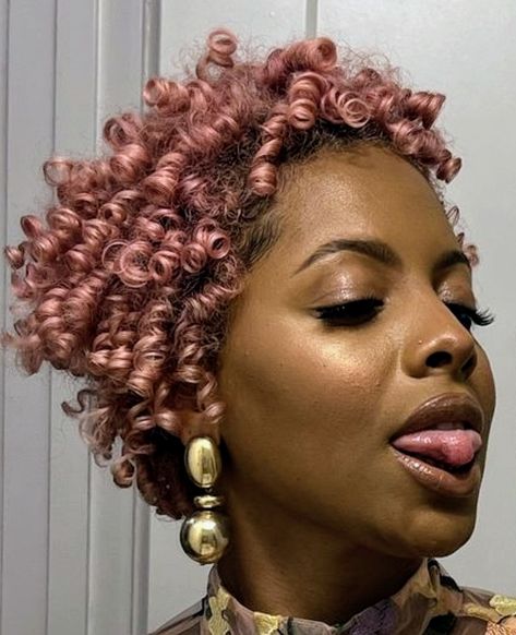 Rose Gold Hair Color On Black Women, Short Pink Curly Hair Black Women, Highlights On Short Natural Hair, Rose Gold Hair Black Women, Curly Hair Pink Highlights, Pink Hair Black Women, Color On Black Women, Hair Color On Black Women, Natural Hair Brown