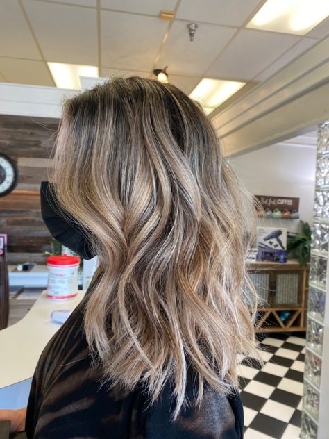 Mouse Blonde Balayage, Neutral Blonde Balayage Dark Roots, Blonde Rooty Balayage, Balayage Close To Roots, Streaky Blonde Balayage, Light Brunette Hair With Blonde Balayage, Bronde Balayage Shadow Root, Rooty Beige Blonde, Dimensional Blonde Balayage Dark Roots