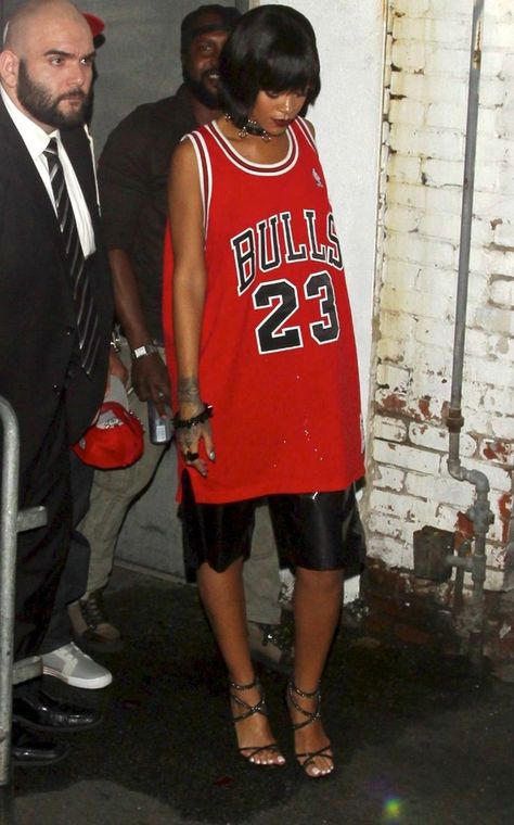 Bulls 23 Jersey, Nba Jersey Outfit, Jersey Dress Outfit, Chicago Bulls Outfit, Basketball Jersey Outfit, Puma Fenty, Football Jersey Outfit, Rihanna Outfits, Night Club Outfits