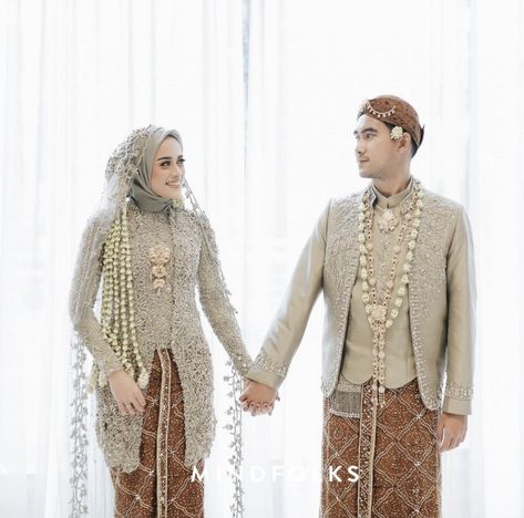 Javanese Wedding Hijab, Dress Akad, Prewed Concept, Jas Wedding, Muslim Wedding Hijab, Moodboard Wedding, Pose Wedding, Wedding Foto, Javanese Wedding