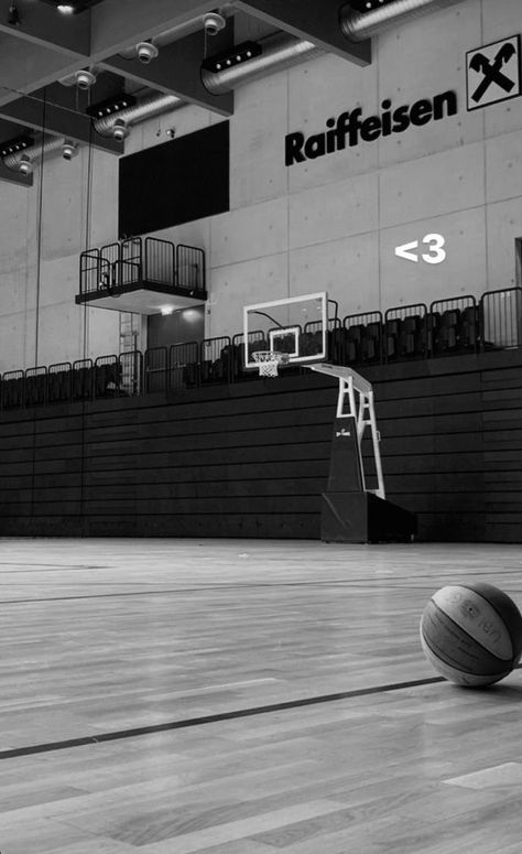 Aesthetic Basketball, Basketball Vibes, Cool Basketball Wallpapers, Basketball Aesthetic, Basketball Practice, Bola Basket, Pictures Background, Basketball Is Life, Basketball Photography