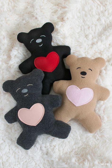 Make a simple plush bear with this free teddy bear sewing pattern. Includes printable PDF pattern and SVG cut file. Stuffed Bear Pattern Free, Diy Teddy Bear Easy, Simple Stuffed Animals, Easy Teddy Bear Pattern, Teddy Bear Pattern Free Printable, Bear Patterns Free Sewing, Prayer Bear, Teddy Bear Template, Make A Bear