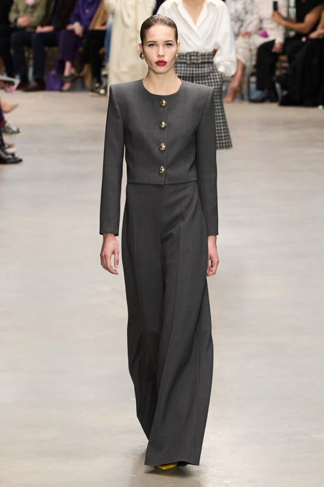 Carolina Herrera Fall 2024, Sofisticated Outfit, Carolina Herrera Runway, Ready To Wear 2024, Valentino Suit, Mom Fits, Resort 2025, Fall Winter Fashion Trends, Winter Fashion Trends