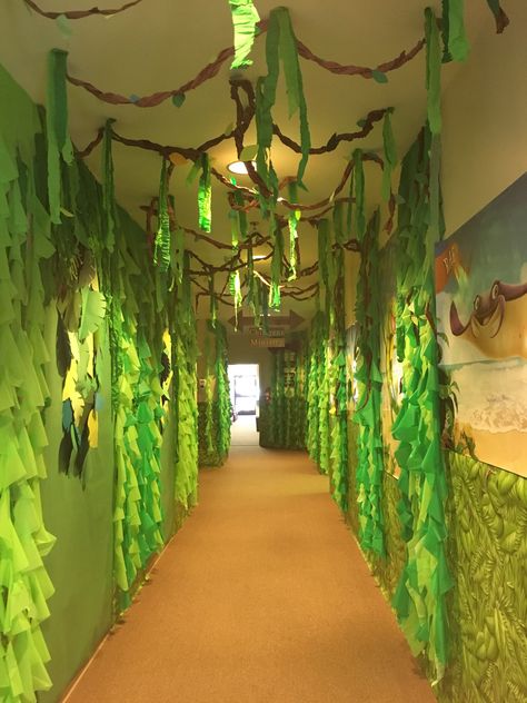 Shipwrecked VBS. Main hallway vines/characters. Zoomerang Vbs, Jungle Vbs, Vbs Jungle, Jungle Thema, Jungle Decorations, Jungle Theme Parties, Vbs Themes, Vbs Ideas, Mount Kilimanjaro