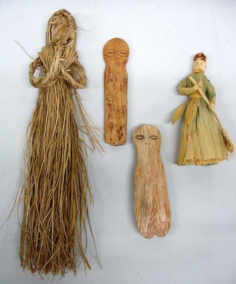 Primitive straw and corn husk dolls. CA Corn Husks Decorations, Straw Doll, Straw Dolls Craft, Corn Husk Weaving, Corn Dolls, Diy Corn Husk Dolls, Corn Cob Doll, Weaving Corn Husk, Corn Husk Dolls Witch