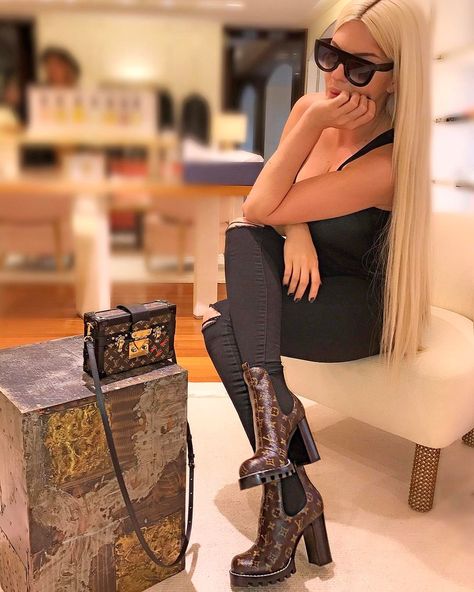 60 Me gusta, 3 comentarios - Fashion World © (@fashionworldstyle_) en Instagram: "😘✔📷" Louis Vuitton Boots Outfit, Boots Outfits Women, My Fashion Style, New Louis Vuitton Handbags, Lv Boots, Boots Outfit Ideas, Vintage Louis Vuitton Handbags, Louis Vuitton Outfit, Hairstyles Theme