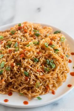 Turn packaged ramen into a drool-worthy dish with this 15-minute Sriracha sesame noodle recipe Top Ramen Recipes, Sesame Noodle, Sesame Noodles Recipe, Ramen Hacks, Easy Ramen, Ramen Dishes, Top Ramen, Noodle Recipe, Sesame Noodles