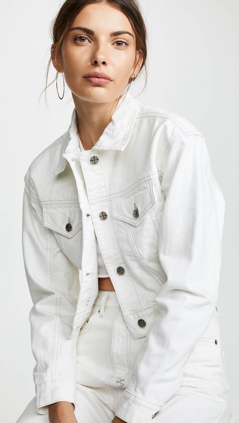 White Jeans Jacket, Trucker Jacket Women, Neutral Shoes, White Jean Jacket, Beige Outfit, Denim Trucker Jacket, White Denim Jacket, Jeans Jacket, Jacket Outfit