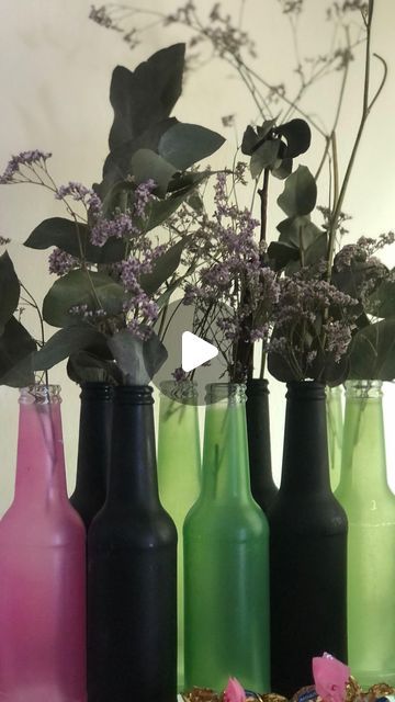 #BottleDecor #GlassReuse #EcoHomeDecor #UpcycledBottles #DIYDecor #SustainableLiving #GreenHome #RecycledCrafts #DecorativeBottles #RepurposedGlass Matte Spray Paint, Colored Bottles, Sea Lavender, Paint Wash, Easy Decor, Juice Glass, Dried Eucalyptus, Glass Bottles Decoration, Baby Breath