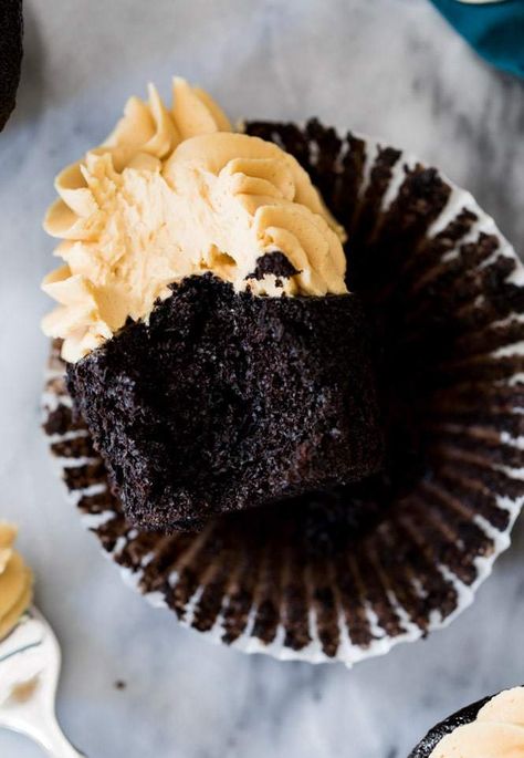 Dark Chocolate Cupcakes (with Peanut Butter Frosting!) - Sugar Spun Run Butter Cupcake Recipe, Milkshake Cupcakes, Chocolate Cupcakes With Peanut Butter, Cupcakes With Peanut Butter Frosting, Buttermilk Cupcakes, Frosting Cupcakes, Sugar Spun Run, Chocolate Peanut Butter Cupcakes, Dark Chocolate Cupcakes