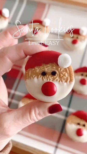 Togetherboom on Instagram: "Santa Cookies🎅🏼🎅🏼🎅🏼 #christmascountdown #reels #christmascookie #christmasdiy #xmas #xmascookies #xmasdiy #xmasdecorations #food #happyholidays #easy #nonbake #togetherboom" Dipped Oreos Christmas, Melting Cookies, Easiest Christmas Cookies, Writing Icing, Christmas Oreos, Oreo Cookies Dipped, Christmas Movie Night, Cookie Exchange Party, Merry Christmas Baby