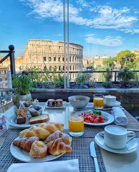 Luxurious Holidays, Breakfast In Italy, Honeymoon Goals, Breakfast Around The World, Breakfast Hotel, Airplane Drawing, Hotel Breakfast, Breakfast And Brunch, Think Food