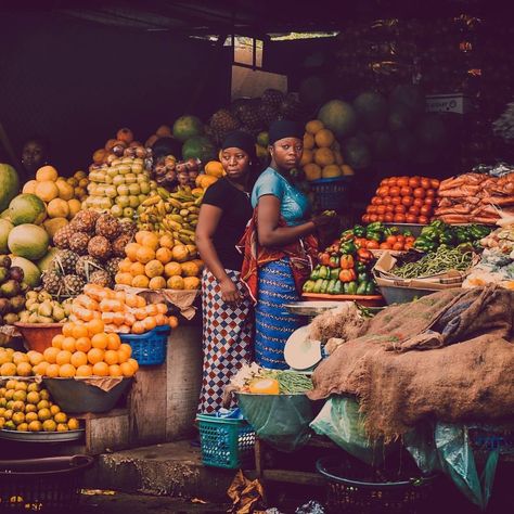 For Africans — Women at a market place. Abidjan, Cote D’Ivoire.... African Market Scene, Caribbean Market, African Aesthetic, Nigerian Culture, African Life, Afrique Art, African Market, Black Photography, African People