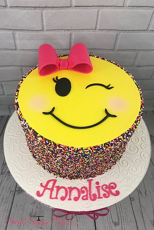 Winking Face Sprinkles Emoji Cake #sweetsuprisecakes #emojis #winkingface #sprinkles Emoji Cake Ideas, Smiley Face Cake, Emoji Cakes, Smile Cake, Emoji Birthday Cake, Minnie Cupcakes, Emoji Cake, Ideas Cupcakes, Face Cake