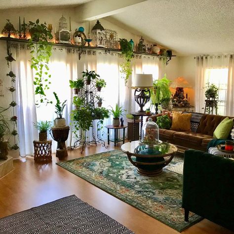 Carolynn on Instagram: “Bittersweet sending my amazing wood inlay coffee table and banana leaf chairs off to their new homes this week 😌 My plants are sure…” Living Room Designs Plants Cozy, Home Decor Plants, Fairycore Living Room, Plant Living Room, Living Room With Plants, Open Living Room And Kitchen, Living Room Plants, Couch Decor, Plant Table