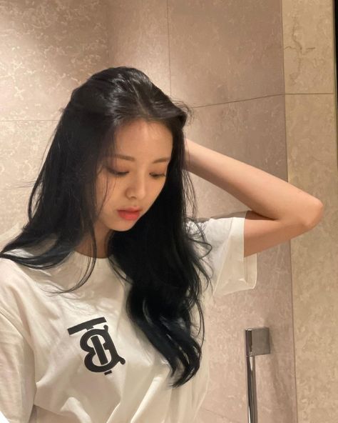 Yuna Itzy, Girlfriend Material, Reality Shows, Guess Who, Kpop Girl Groups, Instagram Update, Korean Girl, South Korean Girls, K Pop