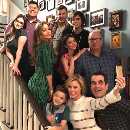 Modern Family Cast, Modern Family Funny, Modern Family Quotes, Friends Cast, I Love Cinema, Family Doctors, Family Funny, Baguio, Sofia Vergara