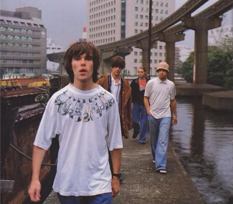 The stone roses Britain In The 90s, Madchester Aesthetic, 90s Britain Aesthetic, British Indie Aesthetic, Brit Pop Fashion, Stone Roses Aesthetic, Britpop Fashion 90s, Stone Roses Tattoo, 90s Britain