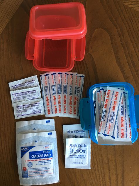 I made these little first aid kits for my shoeboxes Pocket First Aid Kit, Diy First Aid Kit, Christmas Child Shoebox Ideas, Operation Shoebox, Christmas Shoebox, Mini First Aid Kit, Operation Christmas Child Boxes, Operation Christmas Child Shoebox, Mops Crafts