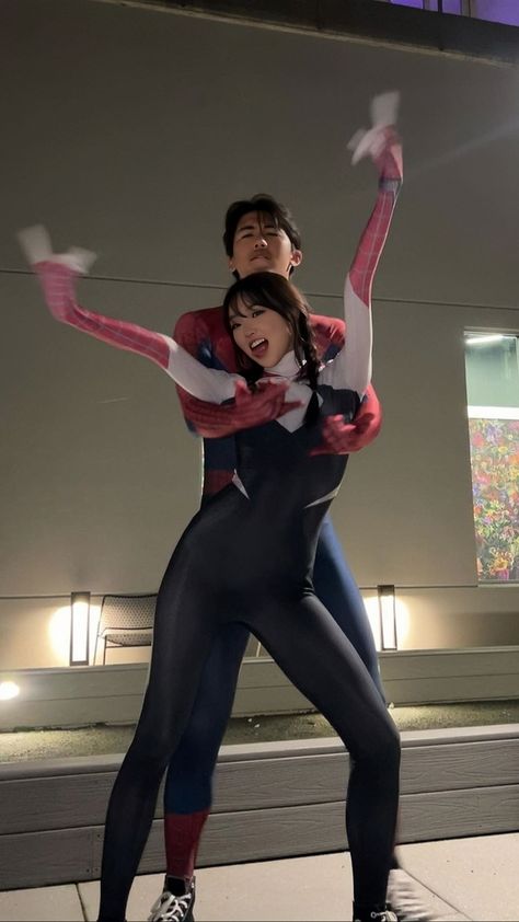 Aesthetic Couple Halloween Costumes, Spider Man Couple Costume, Spiderman Couple, Halloween Costumes 2022, Couple Cosplay, Best Couples Costumes, Seluar Ketat, Round Of Applause, Spiderman Costume