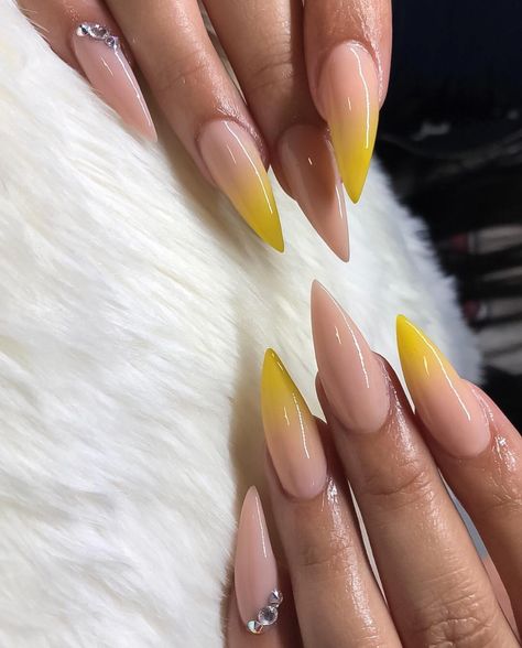 Nude Nail Inspo, Stilleto Nails Designs, Best Nail Ideas, Yellow French, Unghie Sfumate, Kutek Disney, Nude Nail, Classy Acrylic Nails, Almond Acrylic Nails