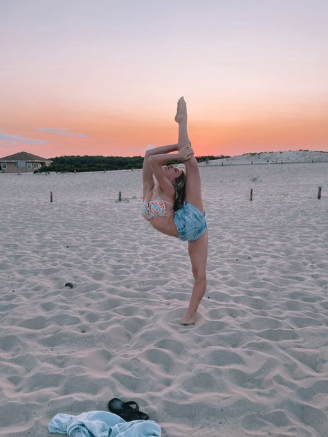 Cheer Needle, Recreating Photos, Beach Gymnastics, Gymnastics Wallpaper, Dynamic Wallpaper, Summer Vision, Cheers Photo, Best Wallpaper Hd, Gymnastics Poses