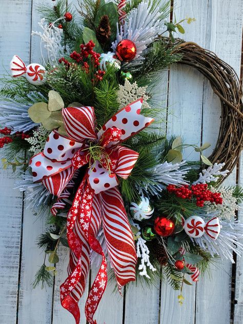 Red And White Mesh Christmas Wreath, Christmas Wreaths Red And White, Candy Cane Christmas Wreath, Red White Green Christmas Decor, Flock Wreath, Grapevine Christmas Wreaths, Christmas Grapevine Wreath Ideas, Grapevine Christmas Wreath, Peppermint Wreath