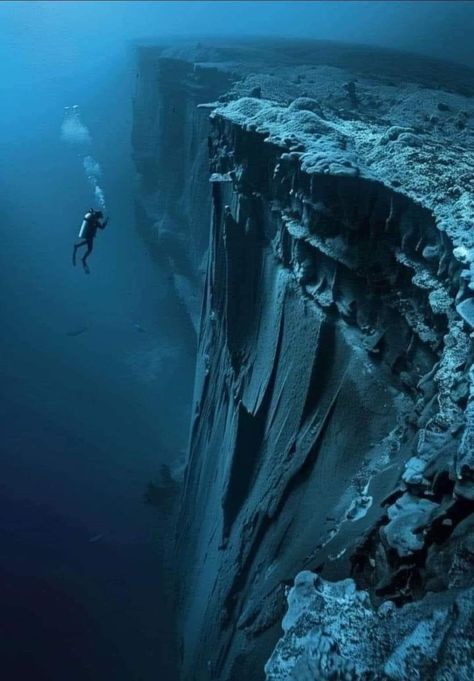 Scary Ocean, Ocean Trench, Underwater Pictures, Deep Sea Diving, Underwater City, Marianas Trench, Deep Blue Sea, Underwater Photography, Weird World