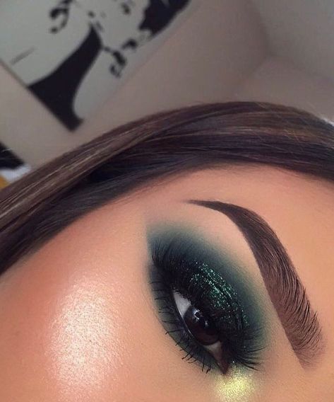 Makeup Zombie, Maquillage Yeux Cut Crease, Eye Makeup Cut Crease, Make Up Designs, Dead Makeup, New Year's Makeup, Dramatic Eye Makeup, Green Makeup, Colorful Eye Makeup