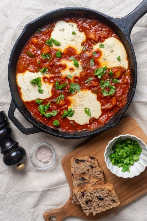 Vegan Shakshuka – Unbelievably Easy Breakfast - BeExtraVegant Vegan Shakshuka, Bell Pepper Sauce, Vegan Entree Recipes, Vegan Entree, Balanced Breakfast, Silken Tofu, Savory Tart, Light Dinner, One Pan Meals