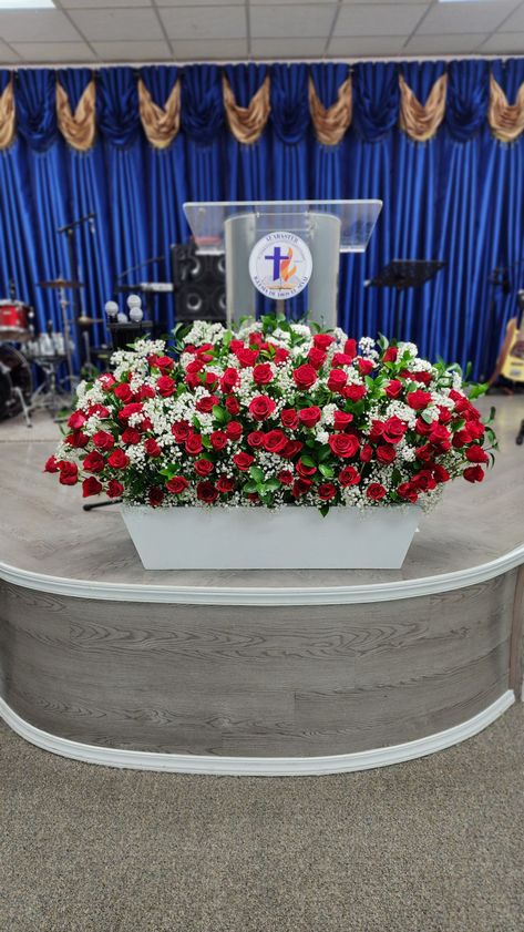 Arreglo de rosas Para altar de Dios Church Decor, White Flowers, Flowers, Floral, White