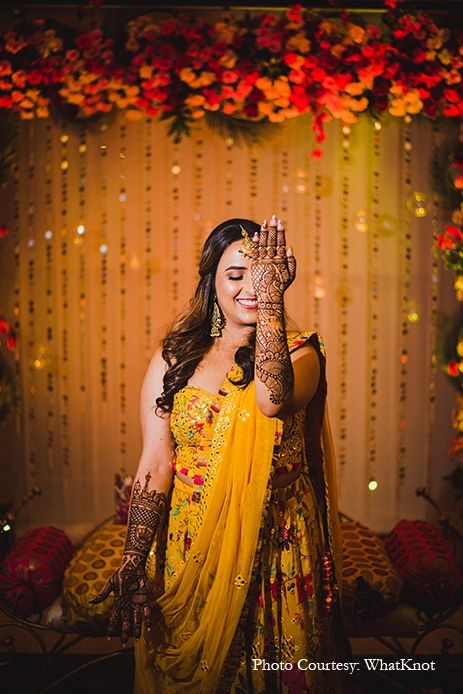 Mehdi Pose For Bride Photoshoot, Mendi Photo Poses, Mehndi Bridal Photography, Mehendi Pose Bride, Mhendi Photo Ideas, Indian Bride Mehendi Poses, Mehendi Function Photoshoot, Mehandi Bride Photography, Mehandi Shoot Ideas