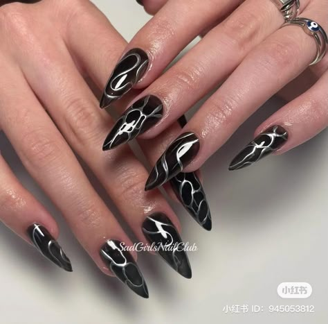 Black Nail Chrome, Chrome Goth Nails, Chrome And Black Nails, Halloween Chrome Nails, Chrome Black Nails, Black Nails With Chrome, Berlin Nails, Black And Chrome Nails, Aespa Nails