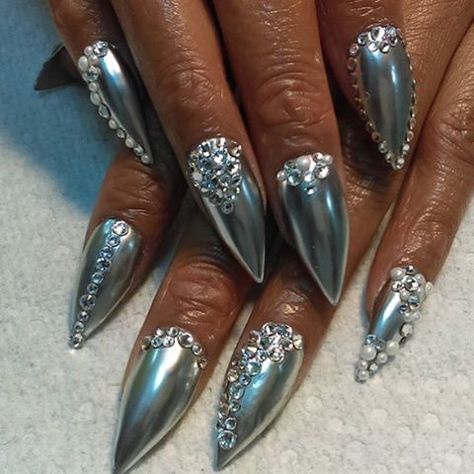 @_nailthug #killedit #chrome #tippietoes #BossNails #seasonFinale #turnuptuesday on @oxygen @tippietoesmia #3056966003 Chrome Nails With Gems, Chrome Nails Silver, Nails With Gems, Natural Nail Art, Edge Nails, Stiletto Nails Designs, Geometric Nail, Faux Hawk, Silver Chrome