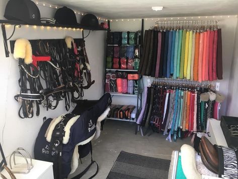 Horse Tack Shed Ideas, Tack Rooms Ideas, Horse Tack Sets English, Tackroom Organization, Horse Tack Room Ideas, Horse Tack Room Organization, Stable Ideas Tack Room, Equestrian Organization, Tackroom Ideas Equestrian