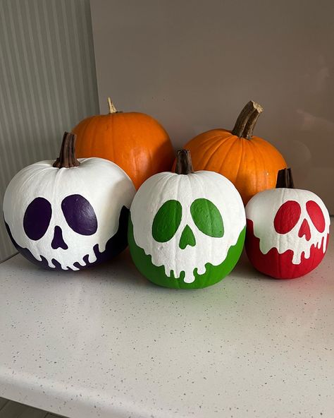 Painting On White Pumpkins, Snow White Apple Pumpkin, Pumpkin Pai Ting Ideas, Pumpkin Painting Mini Pumpkin, Painted Tiny Pumpkins, Zelda Pumpkin Painting, Mini Pumpkin Ideas Painting, Tiny Pumpkins Painting, Pumpkin Painting Black And White