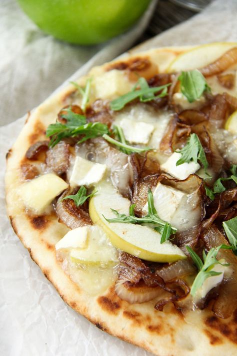 This Caramelized Onion, Apple and Brie Flatbread recipe is an ideal summer appetizer for an outdoor bbq or to enjoy as a personal entree for yourself. Flat Bread Recipe Ideas Appetizers, Flat Bread Appetizers, Fall Flatbread, Summer Flatbread, Brie Flatbread, Flatbread Appetizers, Apple And Brie, Apple Brie, Savory Apple Recipes