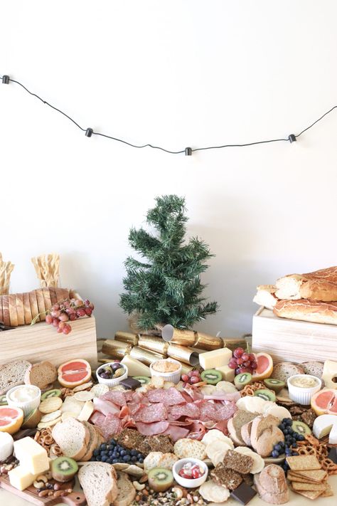 Vegan Grazing Table, Christmas Grazing Table, Christmas Party Buffet, Christmas Table Inspiration, Graze Table, Christmas Buffet Table, Christmas Catering, Edgy Veg, Grazing Platter