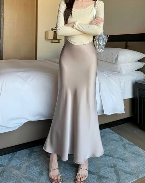 Satin Long Skirt Outfit, Long Satin Skirt Outfit, Long Silk Skirt Outfit, Elegant Modest Outfits, Long Skirt Outfits Korean, B Day Dress, Long Skirt Outfits Aesthetic, Silk Long Skirt, Silk Skirt Outfit