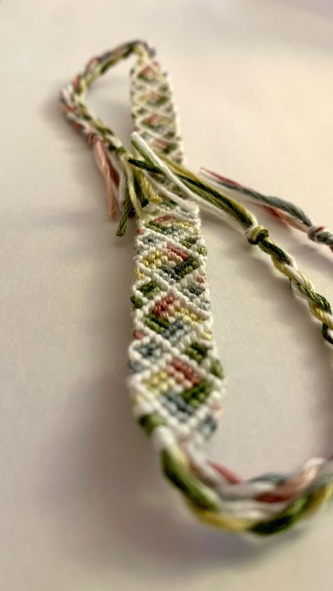 Mountain Friendship Bracelet, Bracelet Patterns 5 Colors, Zig Zag Bracelet Pattern, Cool Friendship Bracelets Patterns, Monochrome Friendship Bracelet, Rug Bracelet, Aesthetic Friendship Bracelets, Embroidery Thread Bracelets, String Friendship Bracelets