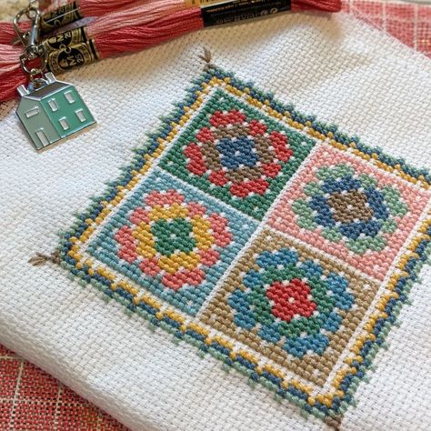 Granny Square Cross Stitch, Granny Square Cross, Cross Stitch Cushion, Crochet Bag Pattern Free, Pola Sulam, Embroidered Cardigan, Crewel Embroidery, Tapestry Crochet, Crochet Bag Pattern