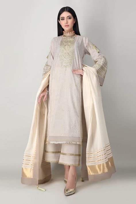 Jacquard Dress Pakistani, Jacquard Kurti Designs, White Pakistani Suit, Dress Design Pakistani, Pakistani Casual Dresses, Best Designer Suits, White Casual Dress, Pakistani Women Dresses, Latest Salwar Suits