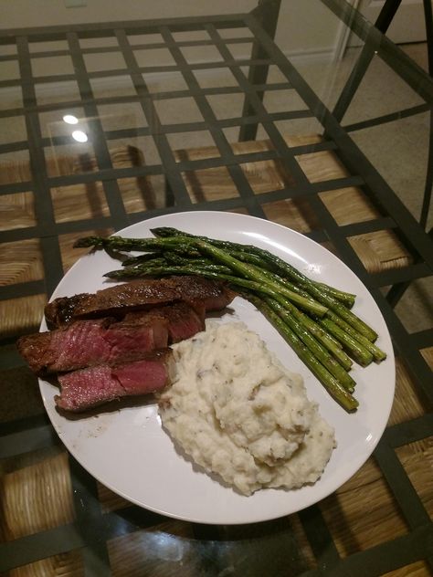 [Homemade] Steak asparagus and mash potatoes Steak Mashed Potatoes, Steak Asparagus, Steak And Mashed Potatoes, Potatoes And Asparagus, Mash Potatoes, Steak Potatoes, Potatoes Au Gratin, Dinner Meals, Grilled Steak