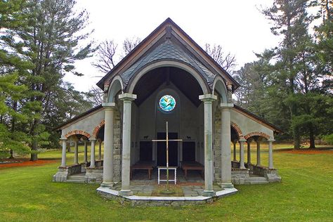 Weymouth Family Chapel, Greenville, Delaware In Greenville, Delaware, artist and conservationist George “Frolic” Weymouth erected an open-air stone chapel inspired by those the Du Pont descendant saw on English country estates. The 2006 structure is open to the elements and is accented with metal sconces and stained glass by artisan Robert P. Horan. Family Chapel, Private Chapel, Open Air Chapel, Stone Chapel, Air Stone, Country Estates, Architectural Competition, Sacred Architecture, Country Church