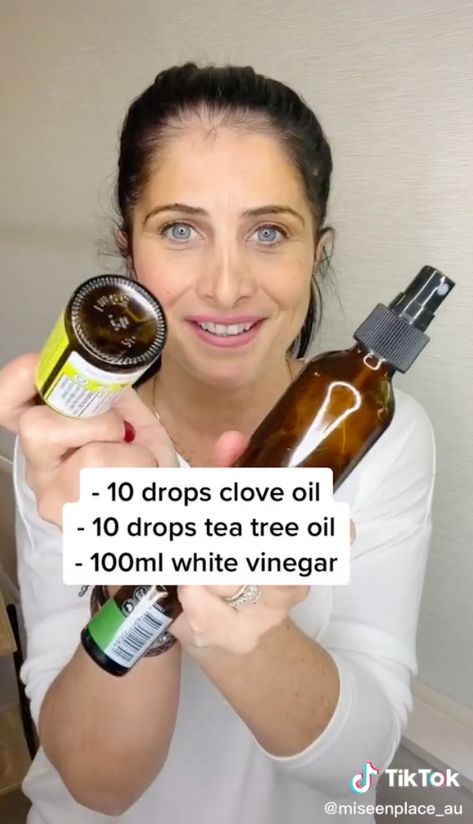 Diy Mould Removal, Diy Cleaning Spray, Mold Spray, Homemade Cleaning Recipes, Recipe For Two, Mold Exposure, Heavy Rainfall, Cleaning Paste, Diy Cleaning Solution