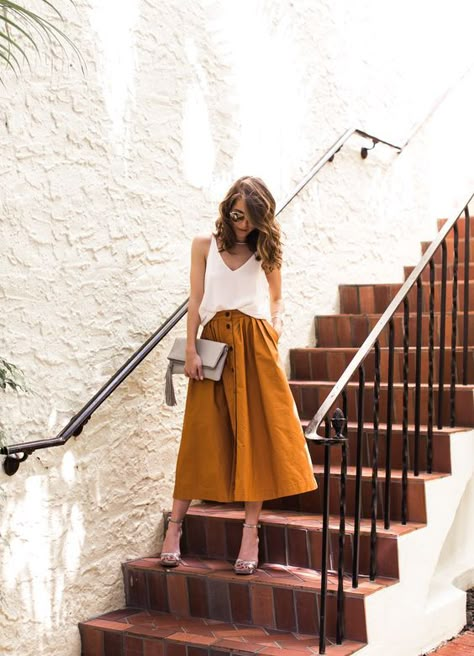 The Style Bungalow Fashion Blog Classy Vintage Outfits, Long Outfit, Mode Tips, Chique Outfits, Chic Skirts, Summer Skincare, Elegante Casual, Mode Casual, Skirt Long