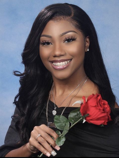 Straight Hair Graduation Pictures, Graduation Makeup Ideas High Schools, Senior Portraits Black, Yearbook Pose, Senior Pictures Black, Senior Portrait Makeup, Senior Portraits Yearbook, Cap And Gown Senior Pictures, Grad Hairstyles